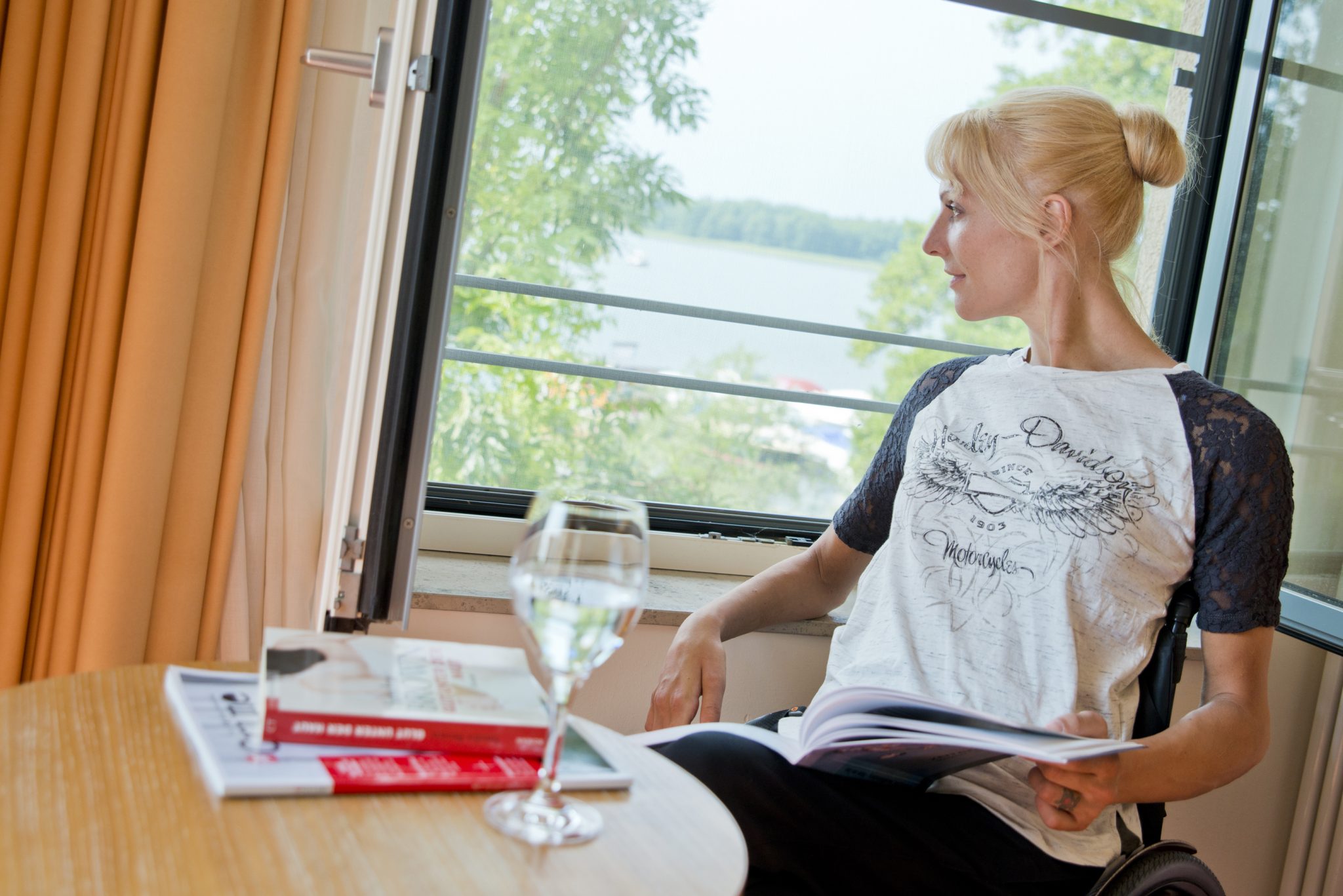 Frau_Balkon_Blick_CDF7283 (2)