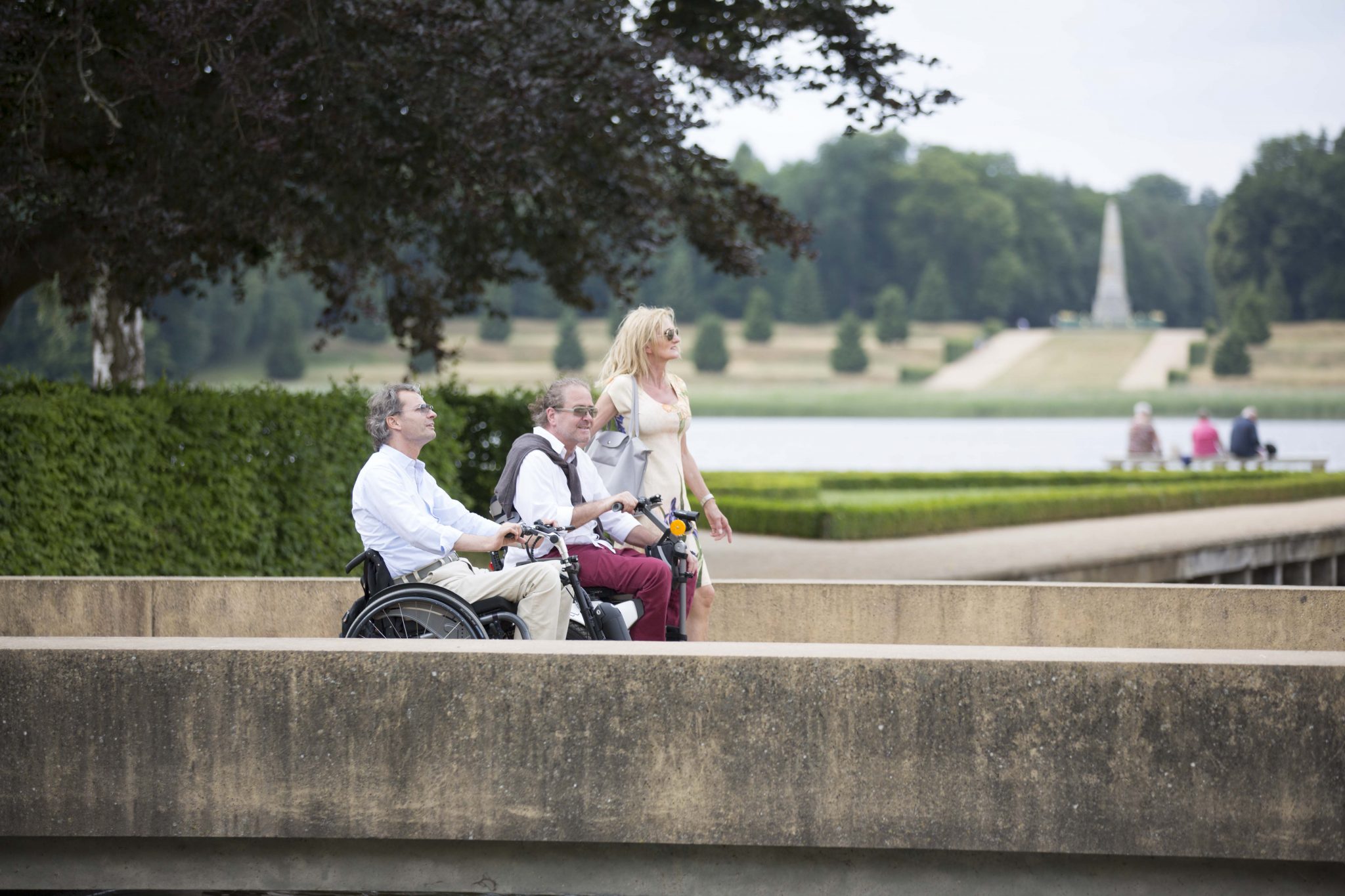 Rollstuhlfahrende Schloßpark