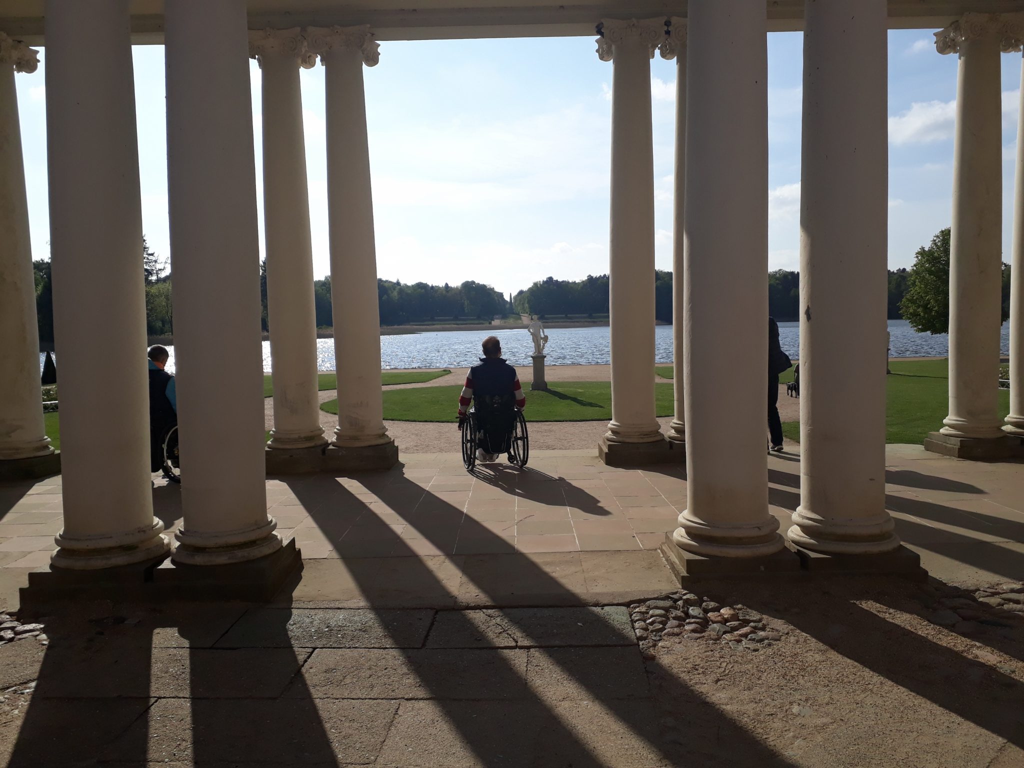 Säulengang mit Rollifahrer_spanische Blogger@Seehotel _Mai 2019